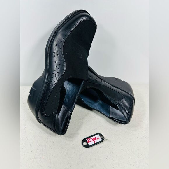 CLARKS Artisan Women's Shoe Slip On Size US 7.5  Black Loafer Preowned - Picture 1 of 8